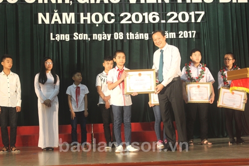 Lãnh đạo UBND tỉnh Lạng Sơn tặng bằng khen cho các em học sinh có thành tích xuất sắc trong năm học 2016 - 2017