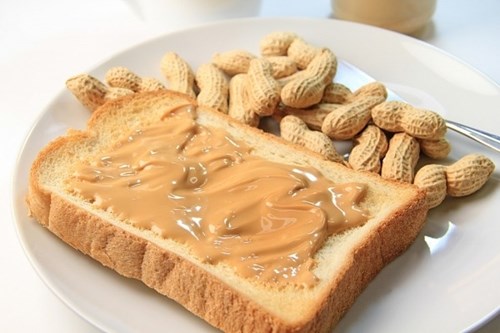 Nên mua bơ đậu phộng không chứa các chất ngọt như đường, mật ong..., bánh mì thì chọn loại có thành phần chính là bột mì nguyên