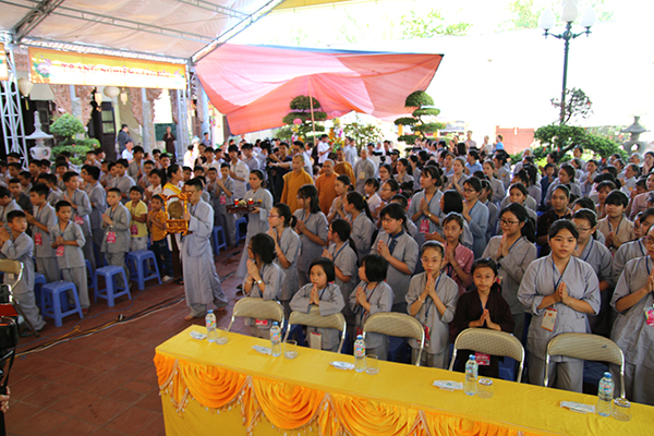 Lần đầu tiên nhà chùa tổ chức khóa tu này, thu hút 200 bạn trẻ các lứa tuổi về tu