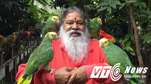 Tiến sỹ Swamiji vừa được Guinness công nhận là người nuôi dưỡng nhiều loài chim nhất trên thế giới.