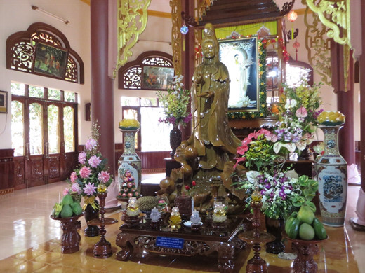 Tuy thờ tượng Quan Âm cũ - do thấy người ta bỏ, thương quá đem về - nhưng người thờ chăm chút góc thờ trang nghiêm - Ảnh: L.Đ.L