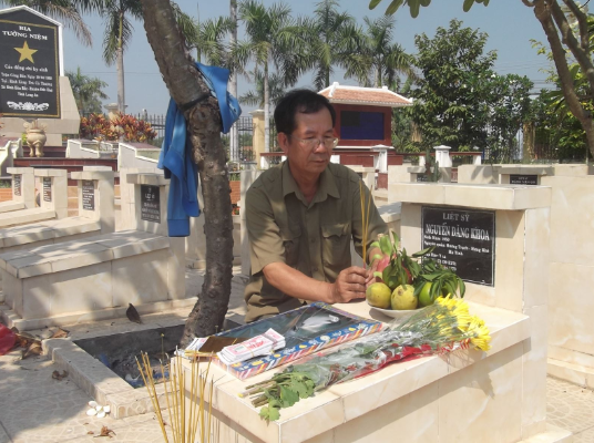Ông Hồ bên mộ của anh trai, Liệt sĩ Nguyễn Đăng Khoa