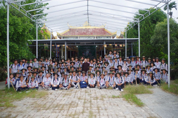 141 trại sinh tham dự trại chụp ảnh lưu niệm tại lễ khai mạc cùng chư tôn đức