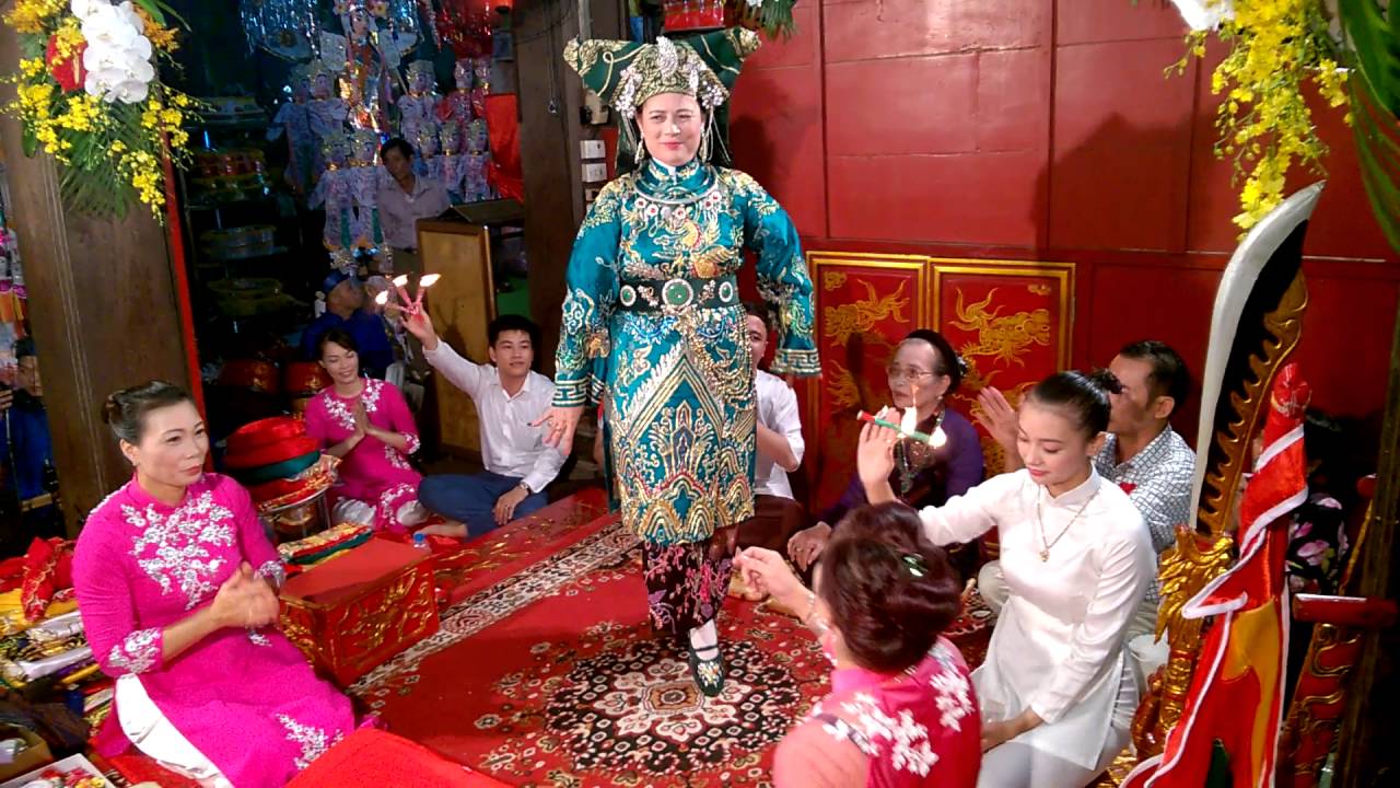 Một khoá lễ hầu đồng ở Nam Định