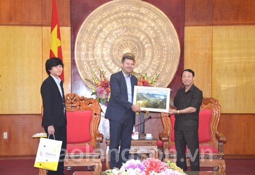 Đồng chí Nguyễn Công Trưởng, Phó Chủ tịch UBND tỉnh Lạng Sơn (bên phải) tặng quà lưu niệm ngài Tham tán Thương mại và Đầu tư Đại sứ quán Bỉ