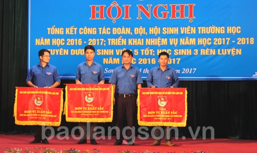 Tỉnh đoàn trao tặng cờ thi đua cho 3 tập thể có thành tích trong công tác Đoàn năm học 2016 - 2017