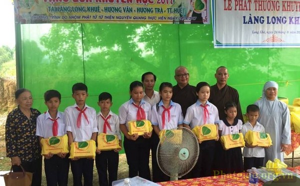 Thừa Thiên Huế: Trao học bổng cho học sinh nghèo hiếu học