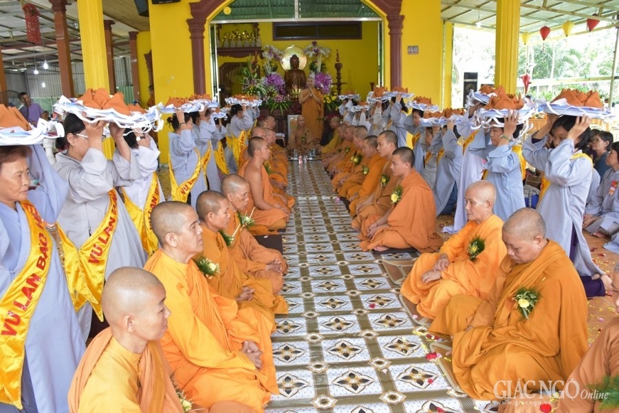 Phật tử dâng y cúng dường