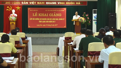 Đồng chí Hoàng Văn Nghiệm, Phó bí thư Thường trực Tỉnh ủy, Chủ tịch HĐND tỉnh, Trưởng ban chỉ đạo lớp bồi dưỡng phát biểu khai giảng