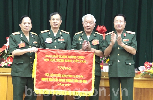 Trung tướng Nguyễn Văn Đạo, Phó Chủ tịch Hội CCB Việt Nam tặng cờ thi đua cho Hội CCB tỉnh