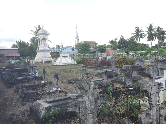 Dãy mộ ở giữa nghĩa trang theo thứ tự mộ Trần Bá Lộc, mộ Trần Bá Thọ và vợ chồng Trần Bá Phước (trong hàng rào sắt).