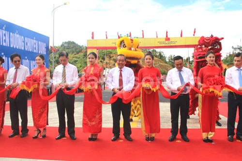 Đồng chí Trương Hòa Bình, Phó Thủ tướng Thường trực Chính phủ nước CHXHCN Việt Nam (người thứ năm từ trái sang) và  lãnh đạo hai tỉnh - khu thực hiện nghi thức cắt băng lễ thông tuyến đường chuyên dụng vận tải hàng hóa