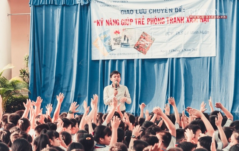 Thạc sĩ Lê Minh Huân chia sẻ kỹ năng cho học sinh - Ảnh: Nguyễn Lâm