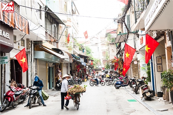 Đường phố Hà Nội rực sắc cờ hoa trong ngày Tết độc lập của dân tộc