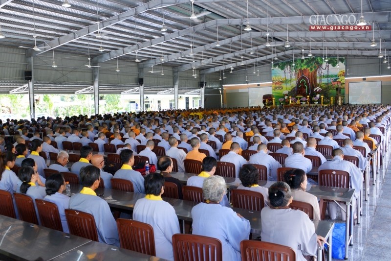 Gần 1.000 Tăng Ni sinh (khóa 11 và khóa 12) nội trú và Phật tử tham dự