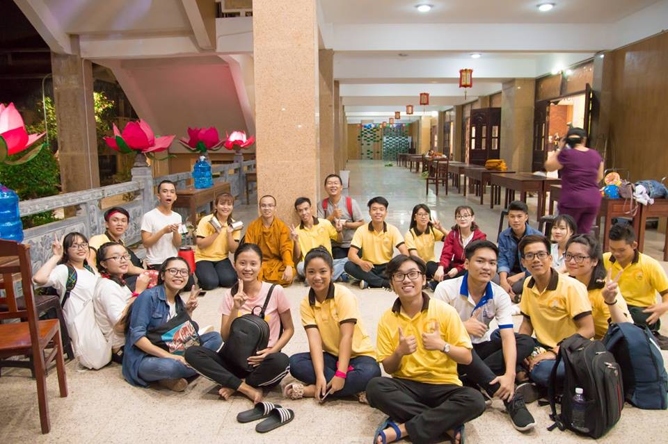 Họ trẻ trung, năng động, mến đạo Phật nên tham gia tình nguyện tại các khóa tu, hoạt động từ thiện ở các chùa - Ảnh: K.Q