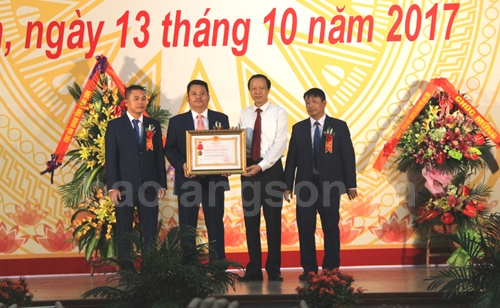 Thừa ủy quyền của Chủ tịch nước, đồng chí Chủ tịch UBND tỉnh trao Huân chương Lao động hạng Nhì cho Công ty Cổ phần Sản xuất và Thương mại Lạng Sơn