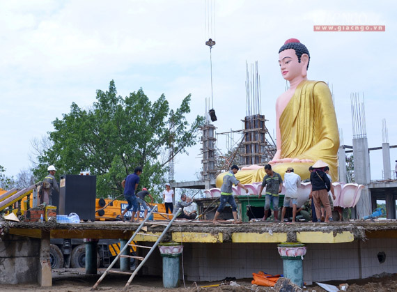 Công nhân bắt đầu di dời tôn tượng "Phật Cô Đơn"