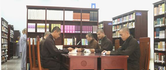 Tăng Ni sinh đọc sách, tham khảo tài liệu tại thư viện Học viện