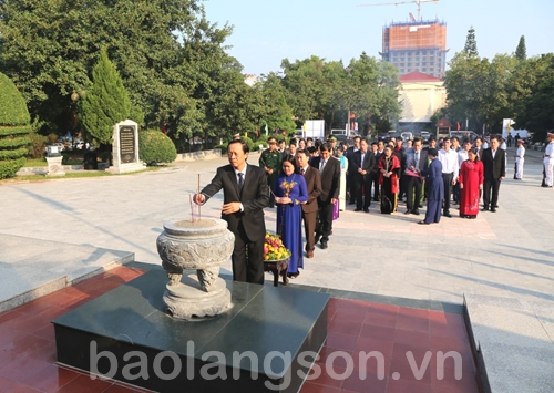 Đoàn đại biểu của tỉnh dâng hương tại tượng đài đồng chí Hoàng Văn Thụ