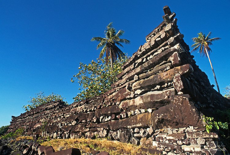 Các nhà nghiên cứu vẫn chưa thể lý giải tại sao người cổ đại có thể xây dựng những bức tường với những tảng cự thạch này. (Ảnh: ancient-code.com)