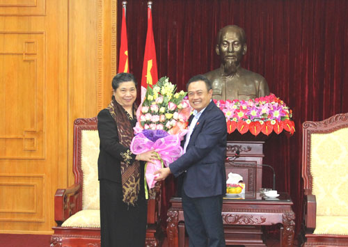 Đồng chí Trần Sỹ Thanh, Ủy viên Trung ương Đảng, Bí thư Tỉnh ủy tặng hoa đón mừng đồng chí Tòng Thị Phóng thăm Lạng Sơn