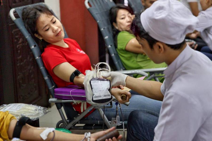 Các bạn trẻ hiến máu tại chùa Long Phước - Ảnh: Lê Trung