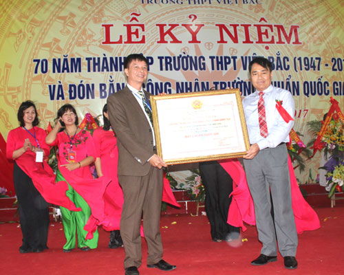 Đồng chí Hồ Tiến Thiệu trao bằng công nhận trường chuẩn Quốc gia cho đại diện Trường THPT Việt Bắc
