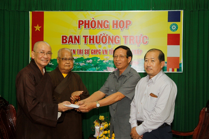 Ông Đoàn Tấn Bửu trao tịnh tài yểm trợ chuyến đi của đoàn BTS Phật giáo tỉnh Đồng Tháp