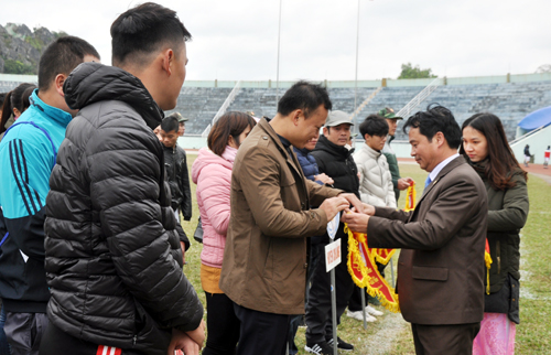 Ông Nguyễn Phúc Hà, Giám đốc Sở VHTTDL trao cờ lưu niệm cho các đoàn VĐV tham dự giải