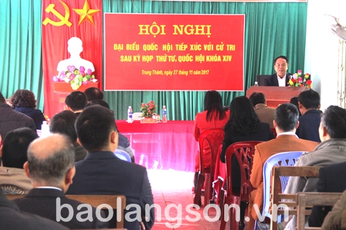 Đồng chí Võ Trọng Việt đã báo cáo khái quát kết quả kỳ họp thứ 4, Quốc hội khóa XIV đến cử tri - Ảnh: Triệu Thành