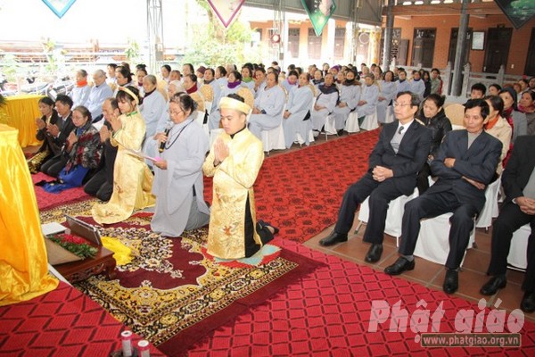 Thái Bình: Đôi tân hôn làm lễ hằng thuận tại chùa Từ Xuyên