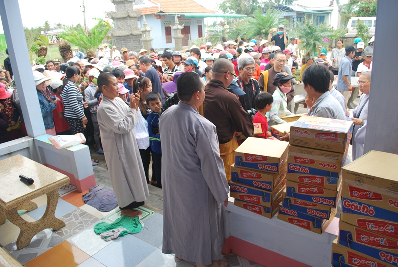 Đợt này, Phật giáo tỉnh Khánh Hòa kết hợp nhiều đơn vị trao cả 1.000 phần quà tới người dân bị ảnh hưởng bão số 12