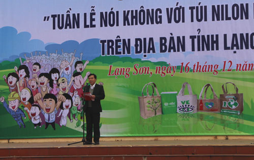Ông Nguyễn Hữu Chiến, Giám đốc Sở Tài nguyên và Môi trường phát biểu tại buổi lễ