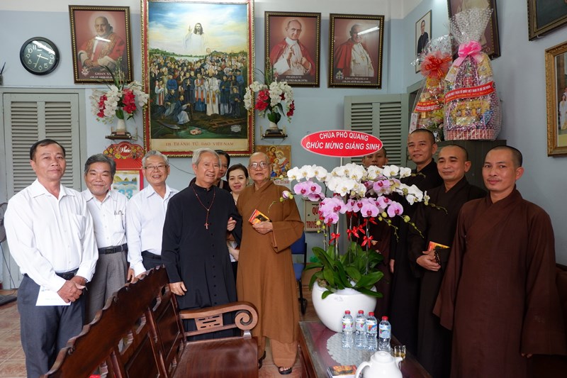 HT.Thích Thiện Tánh thăm hỏi, chúc mừng Giáng sinh tới Linh mục Giuse Nguyễn Hữu Triết và bà con giáo dân nhà thờ Tân Sa Châu
