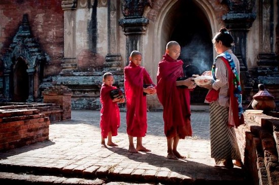 Phật pháp không phân biệt Nam Bắc, quốc gia hay vùng lãnh thổ... Trong ảnh: Các chú Sa-di theo Phật giáo Nam truyền trì bình khất thực - Ảnh minh họa