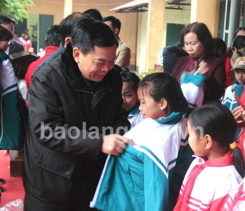 Chủ tịch Hội CTĐ tỉnh Thái Bình trao tặng áo ấm đồng phục cho học sinh Trường Tiểu học xã Tân Thành, huyện Cao Lộc