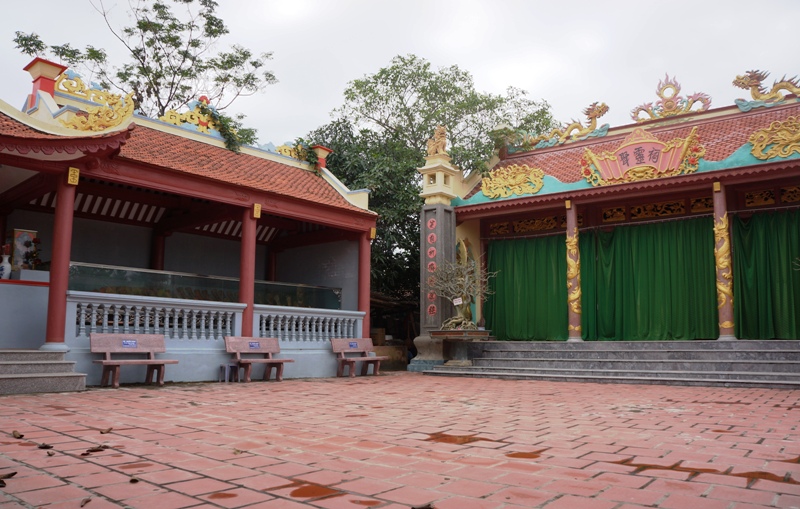 Ngôi đền được người dân địa phương góp tiền xây dựng để thờ bộ xương cá voi
