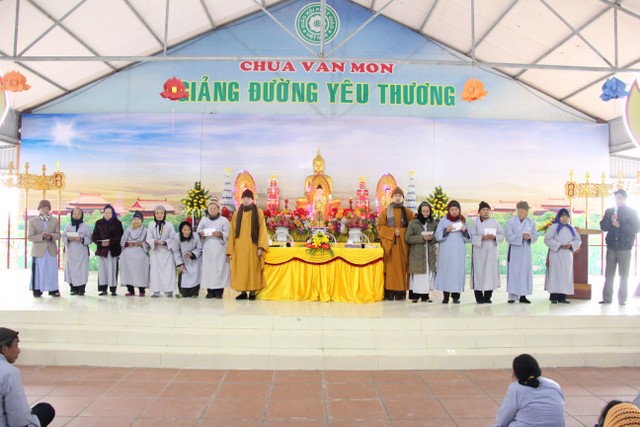 Thái Bình: Chùa Văn Môn tổng kết đạo tràng, tặng quà Phật tử