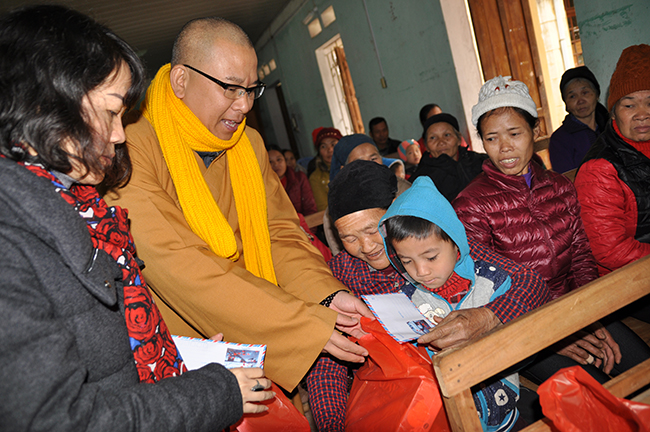 Ban Trị sự Phật giáo tỉnh tặng quà Tết cho các hộ nghèo nhân dịp Xuân Mậu Tuất