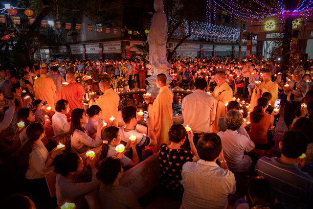 Lễ rước đèn Dược Sư cầu quốc thái dân an tại chùa Từ Tân