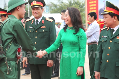 Bí thư Tỉnh ủy Lạng Sơn Lâm Thị Phương Thanh và các đồng chí lãnh đạo Bộ Quốc phòng, Quân khu 1 và lãnh đạo thành phố tiễn tân binh nhập ngũ năm 2018