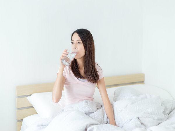 9 lợi ích bất ngờ của việc uống nước khi bụng đói