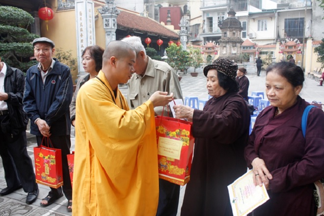 ĐĐ.Thích Thanh Tuấn đã tận tay trao giấy mừng thọ và quà đến các cụ.