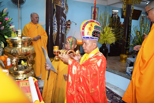 TT.Thích Thiện Tấn chứng minh niêm hương