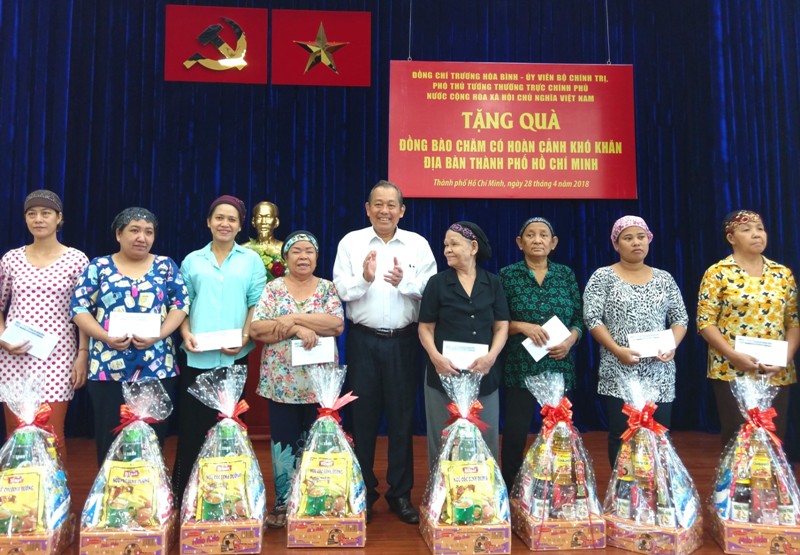 Phó Thủ tướng Trương Hòa Bình tặng quà đồng bào người Chăm
