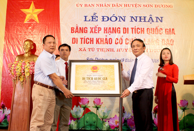 Bí thư Huyện ủy Sơn Dương Phùng Quang Đông, lãnh đạo UBND huyện, xã Tú Thịnh đón nhận Bằng xếp hạng di tích Quốc gia, di tích khảo cổ Chùa Lang Đạo.
