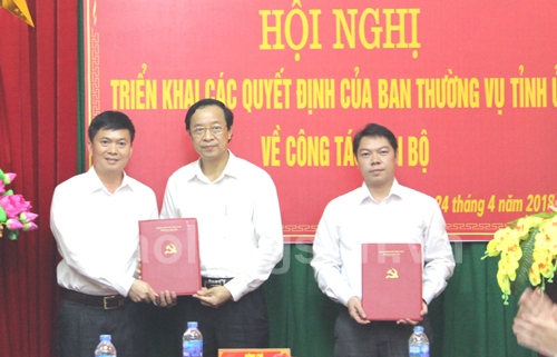 Đồng chí Chủ tịch UBND tỉnh trao Quyết định cho đồng chí Đinh Hữu Học