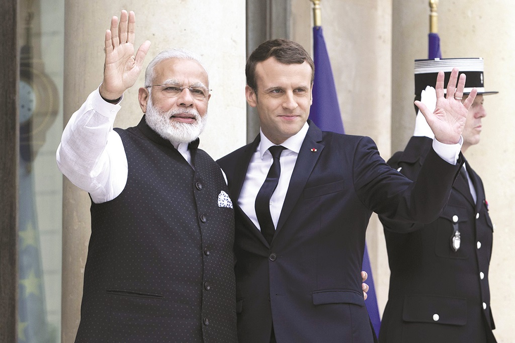 Tổng thống Pháp Emmanuel Macron (phải) và Thủ tướng Ấn Độ Narendra Modi