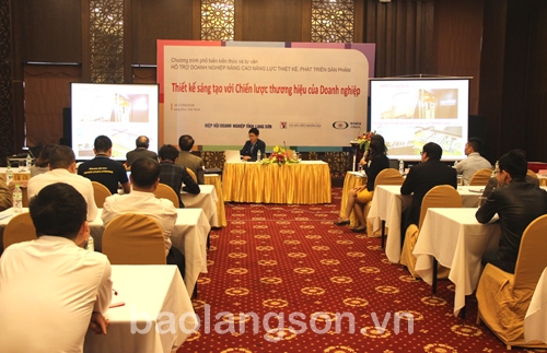 Chuyên gia Hàn Quốc trình bày nội dung Xu hướng thiết kế tại các thị trường xuất khẩu tại hội nghị